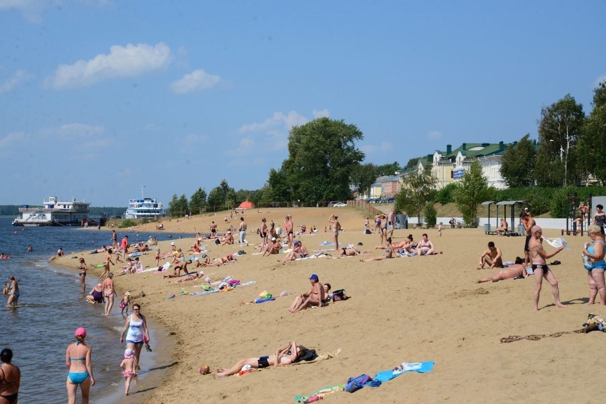 Аномальная жара выгнала на городские пляжи костромичей и спасателей