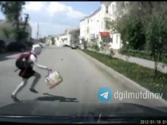 В Башкирии восьмилетняя девочка выбежала на дорогу и попала под машину