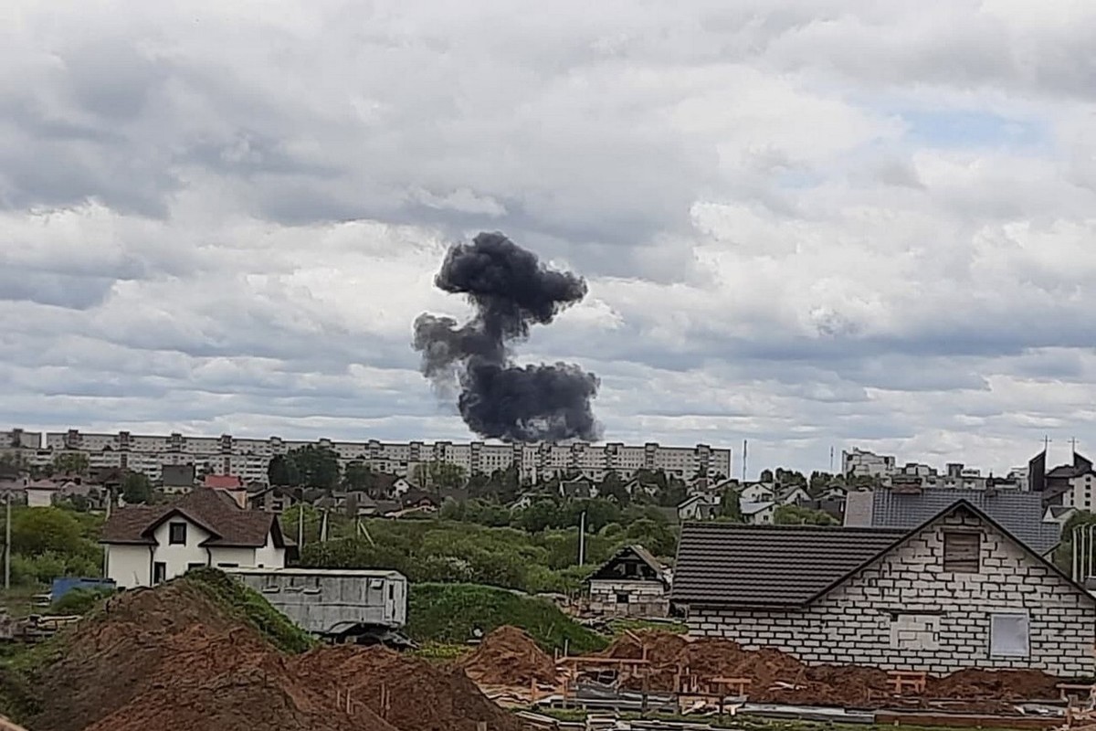 В белорусском городе самолет врезался в частный дом - МК