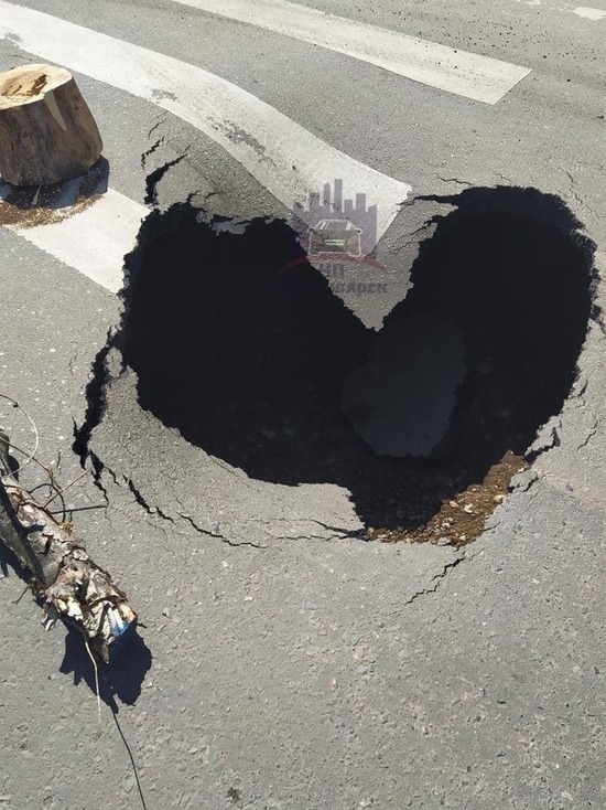 Провал на дороге в виде сердечка возник на улице Крылова в Красноярске