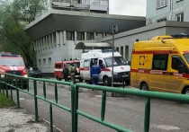Из Новокузнецка утром пришла тревожная новость об эвакуации 97 учащихся после распыления в школе неизвестного газа: 11 детей попали в больницу с признаками отравления, а двое даже находятся в реанимации
