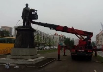 На центральной аллее проспекта Ленина в Барнауле напротив здания краевого суда обновили слой краски на памятнике вождю мирового пролетариата.