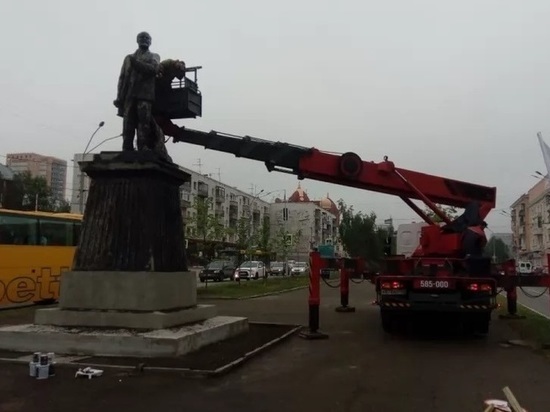 Памятник Ленину в центре Барнаула перекрасили