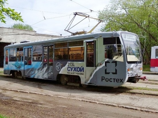 В Новосибирске вышел на маршрут трамвай № 14 с истребителем на борту
