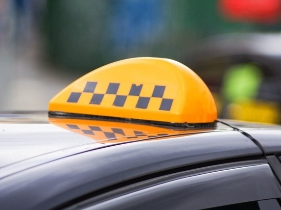 В столице Поморья предприимчивый таксист украл деньги при помощи найденного телефона