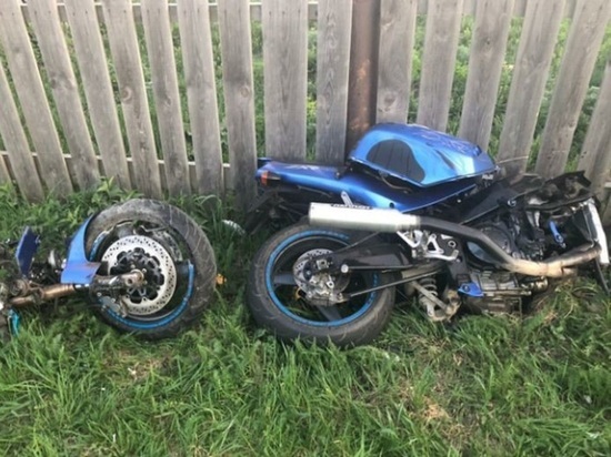 В Свердловской области мотоцикл разорвало на части после столкновения с плитой