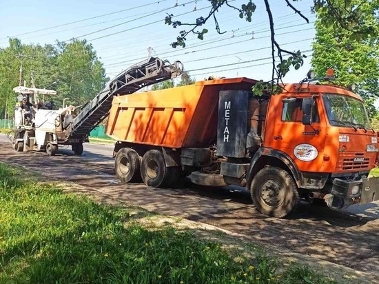 В Чебоксарах дорожники ремонтируют проезжую часть и тротуары