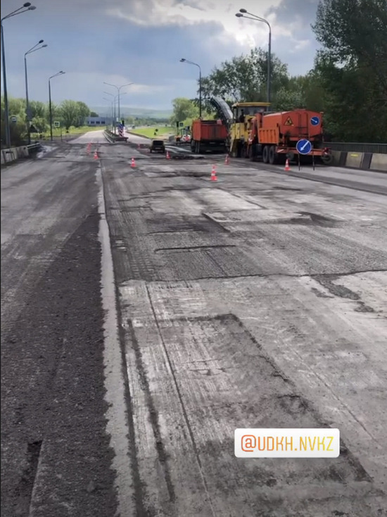 Рабочие приступили к ремонту новокузнецкого моста, соединяющего два крупных района города