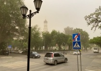 В среду жителям Астраханской  области и республики Дагестан пришлось столкнутся с явлением, хорошо знакомым обитателям пустынь - пыльной бурей