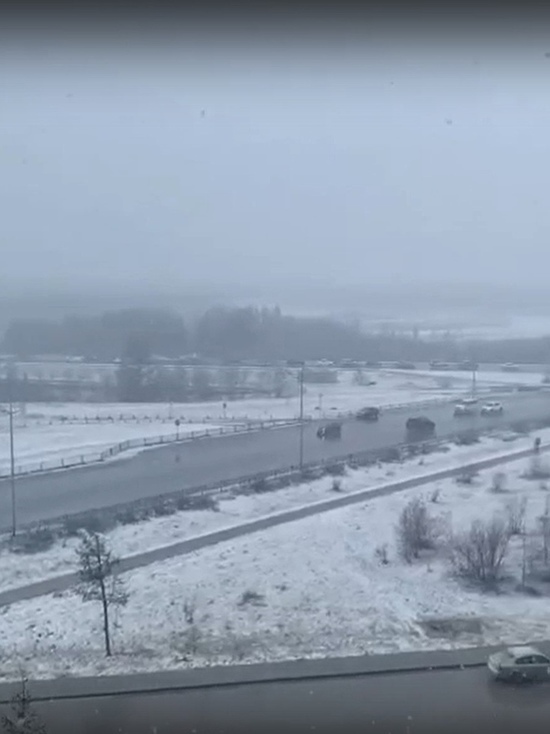 Погода в уренгое на 10 дней. Первый снег в Уренгое. Новый Уренгой зимой сугробы. Новый Уренгой завалило снегом. Июнь снег в новом Уренгое.