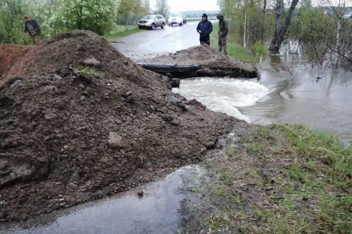 Спасатели разрушили дорогу, чтоб спасти от затопления Нижний Суэтук в  Ермаковском районе Красноярского края - МК Красноярск