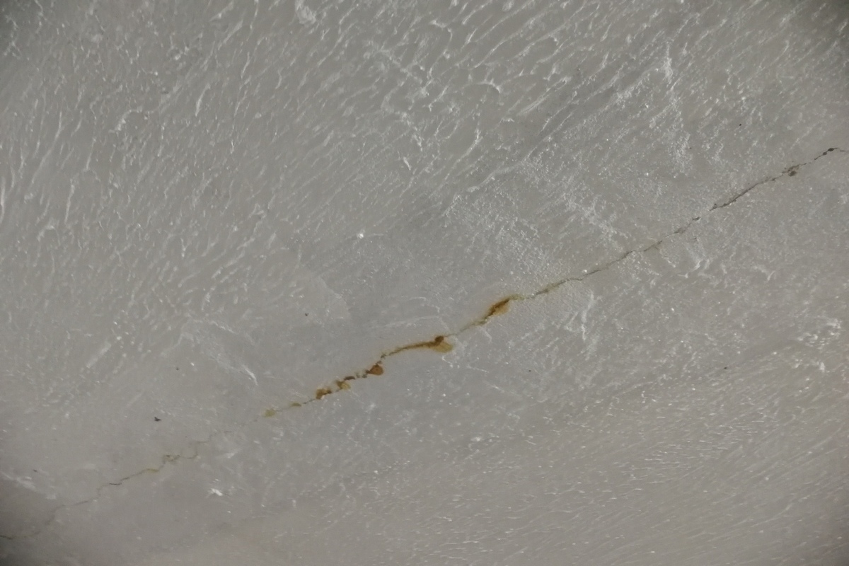 Трещины на потолке. Заклеили потолок кондици поезд. Пошла трещина по всему потолку. Почему на кокосовом воске появляется трещина.