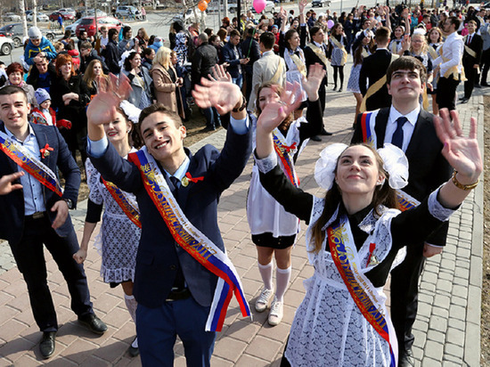Праздник пройдет очно: последние звонки в этом году прозвенят для 11 тысяч школьников из Ямала