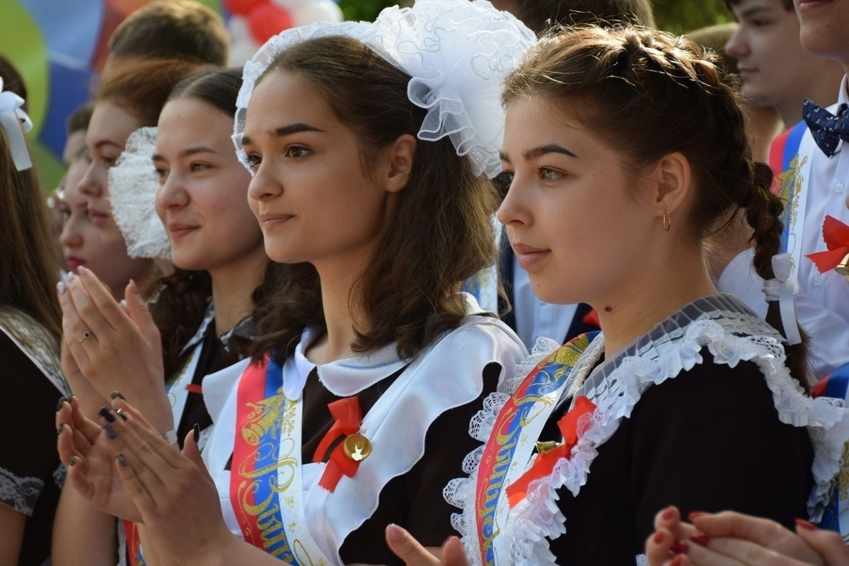 Более четырех. Выпускники школ Тамбова. Выпускницы 11 класса. Выпускники 9 класса. Фото выпускницы 11 класса.