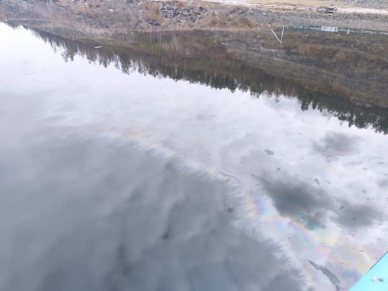 Масляное пятно площадью 400 кв. м. появилось в водохранилище Богучанской ГЭС