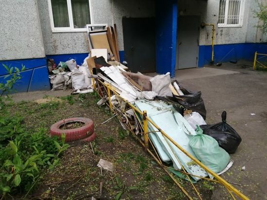 Недовольная жилец многоэтажки пожаловалась на омскую компанию «Левобережье» из-за мусора