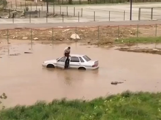 Улица в Ярославле снова стала водной ловушкой