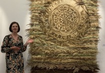 Оказавшись на самоизоляции в доме под Звенигородом, художник Вера Занегина решила от нечего делать научить дочь ткать