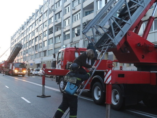 12 человек спасли пожарные из горящего дома по улице Кирова во Владивостоке