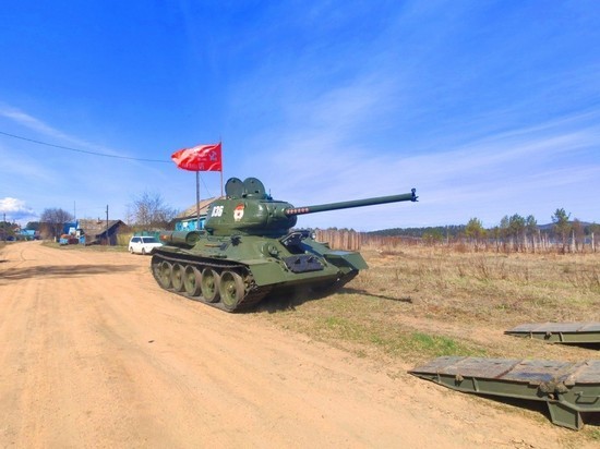 Военнослужащие Бурятии привезли к дому ветерана-танкиста танк Т-34