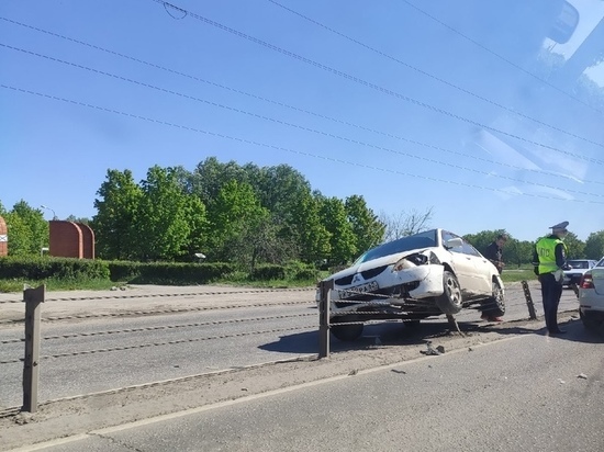 В Рязани на Северной окружной автомобиль повис на ограждении