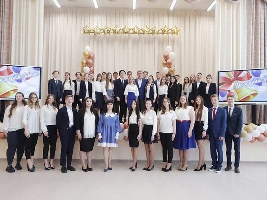 В день последнего звонка губернатор Алексей Дюмин встретился с  выпускниками Центра образования №58