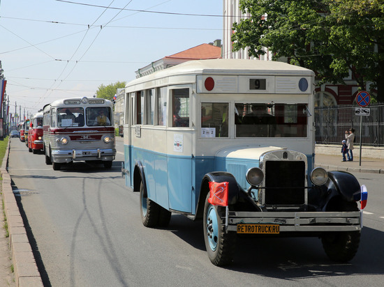 По улицам Петербурга прошли старинные авто, троллейбусы и трамваи