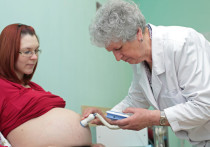 Когда вакцины против тяжелого острого респираторного синдрома  SARS-CoV-2 были рекомендованы для использования в экстренных случаях, беременных женщин исключили из клинических испытаний, несмотря на то, что они входят в группу повышенного риска