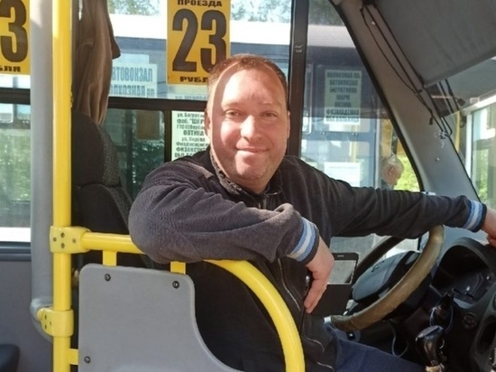 В Смоленске храбрый водитель маршрутки спас котенка с дерева