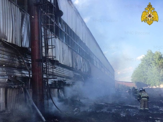 В Балабаново 49 человек тушили пожар склада