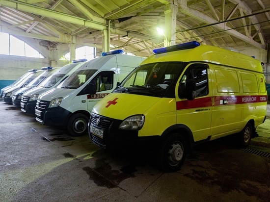 Из горящего дома в Новосибирске спасатели вынесли женщину