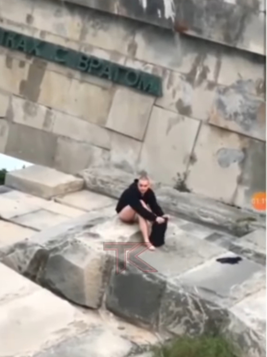 Мужчина сидел без штанов на памятнике «Малая Земля» в Новороссийске
