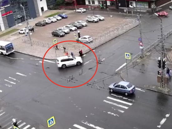 Водитель, рискнувший жизнью пешеходов в столице Карелии, пришел в ГИБДД