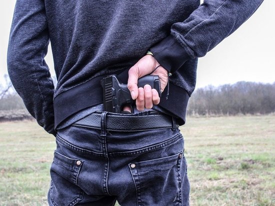 В Приморье мужчина ограбил ювелирный магазин с муляжом пистолета