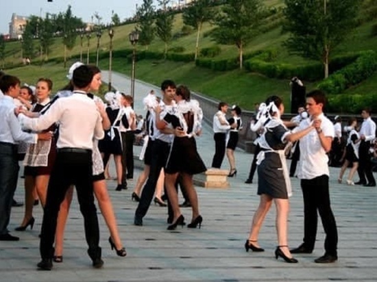 Читинским выпускникам предложили поделиться видео школьных вальсов