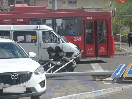 Светофор с дорожными знаками упал в центре Читы