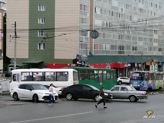 Трамваи встали из-за ДТП на путях в Ленинском районе Новосибирска
