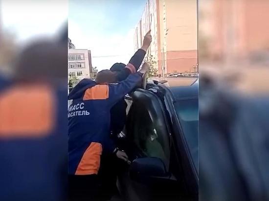 Годовалого ребенка вызволили из заблокированного автомобиля в Новосибирске