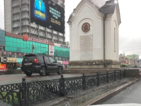 В Новосибирске разыскивают водителя Lexus за парковку у часовни на Красном проспекте
