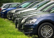 В Омске начали выявлять автомобили, оставленные на газоне, детской или спортивной площадках, придомовой территории