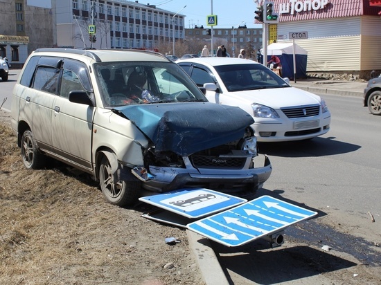 Жесткая авария с двумя пострадавшими в центре Магадана