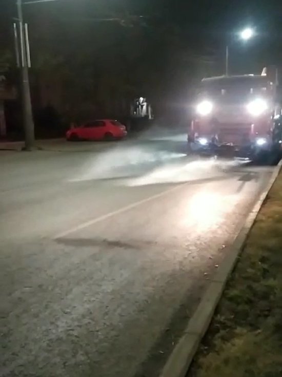 В Челябинске во время жары поливают тротуары и дороги