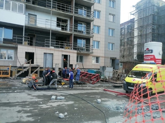 Прокуратура начала проверку после падения люльки с рабочими на стройке в Новосибирске
