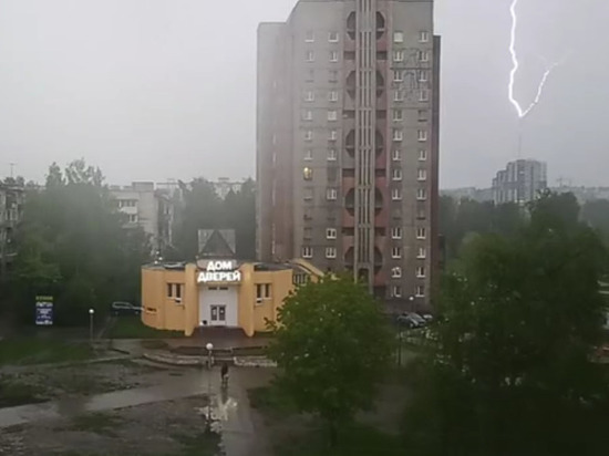 Молния ударила в телебашню в Петрозаводске