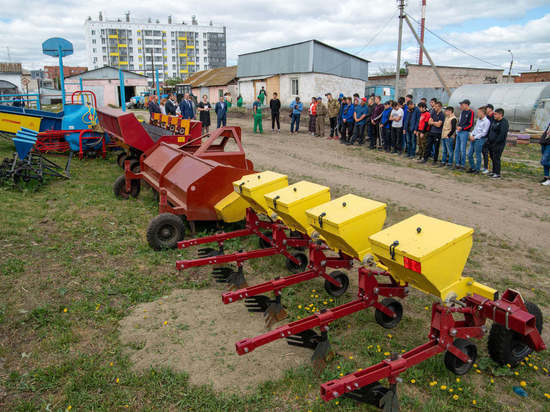 Студенты аграрного техникума получили в подарок сельхозтехнику от Российского детского фонда