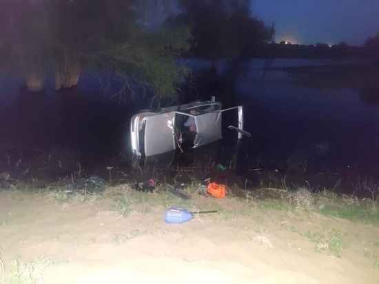 В Астрахани водитель утонул в полои