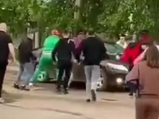 Толпа закидала камнями сбивший пешеходов автомобиль под Кировом