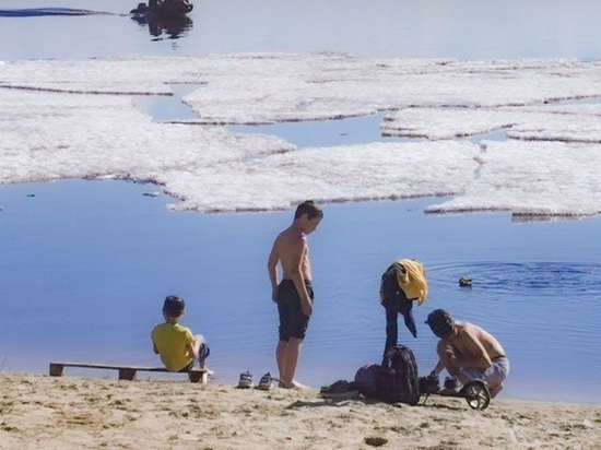 Льдины в реке не помешали открыть «пляжный сезон» жителям Салехарда
