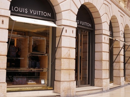 Президент Louis Vuitton стал самым богатым человеком в мире