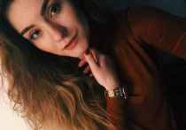 В понедельник стало известно, что 23-летнюю россиянку Софию Сапегу, задержанную в воскресенье вместе с бывшим главным редактором телеграм-канала  Nexta Романом Протасевичем после принудительной посадки самолета, поместили в изолятор на Окрестина в Минске